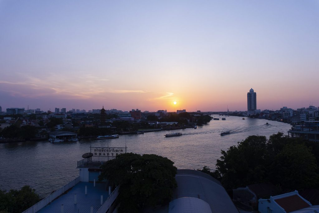 Chao Phraya -joki auringon laskiessa