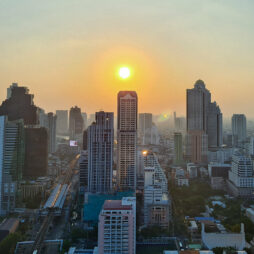Bangkokin kaupunkinäkymä auringon alkaessa laskea