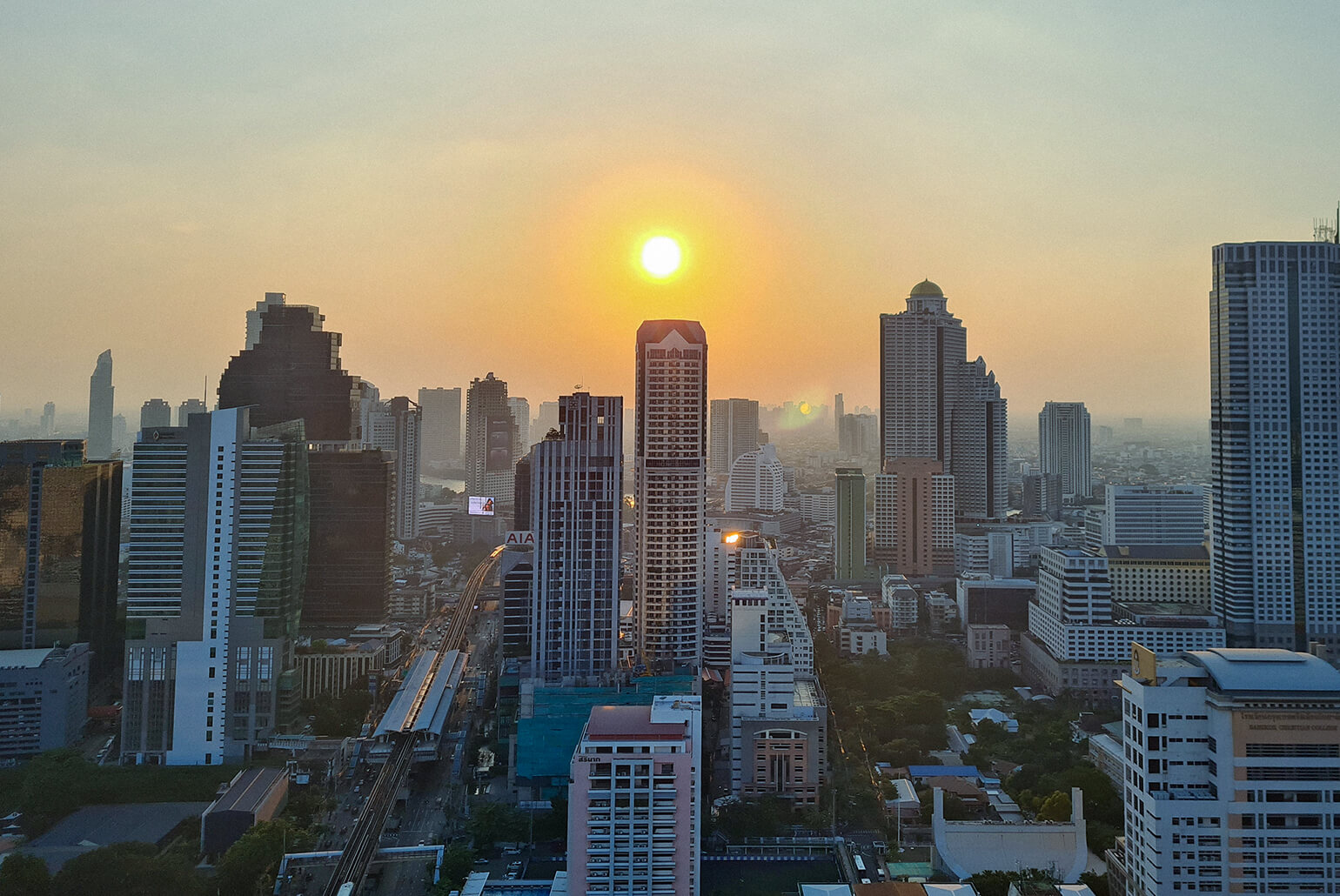 Bangkokin kaupunkinäkymä auringon alkaessa laskea